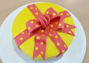 Cadeau jaune et ruban rouge