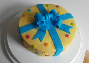 Cadeau jaune et ruban bleu 2