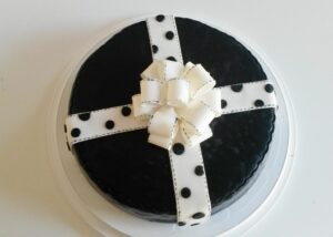 Cadeau noir et cocarde blanche