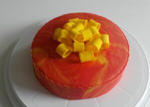 Cadeau rouge et cocarde jaune