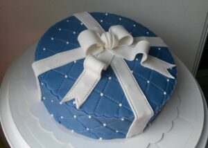 Cadeau bleu et ruban blanc