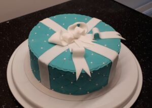 Cadeau bleu turquoise et ruban blanc