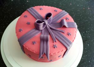 Cadeau rose et ruban violet