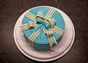Cadeau bleu et ruban rayé jaune et bleu