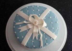 Cadeau bleu clair et ruban blanc
