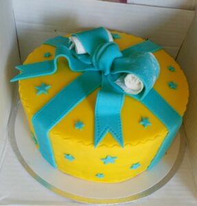 Cadeau jaune et ruban bleu