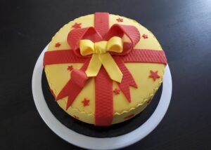 Cadeau jaune et ruban rouge 2