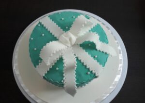 Cadeau turquoise et ruban blanc