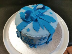 Cadeau bleu clair et ruban bleu