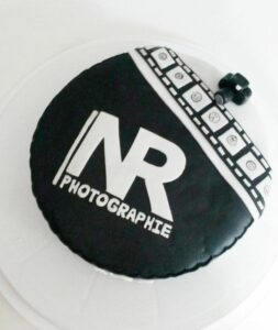 Logo ou lettrage en pâte à sucre