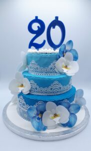 Gâteau à étages bleu et blanc