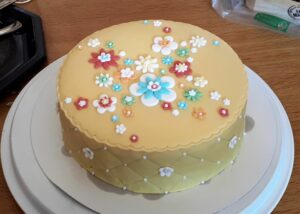 Fleuri jaune et multicolore