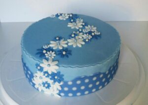 Gâteau fleuri bleu et blanc