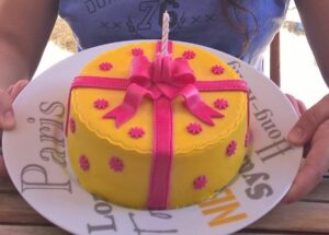 Cadeau jaune et ruban rose